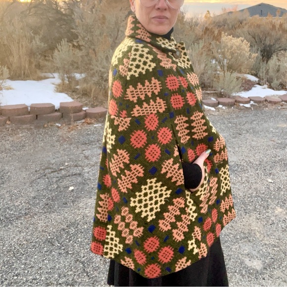 Vintage AMAZINGNESS!!! Embroidered Geometric Print Cape Brocade Stunning - Picture 6 of 9